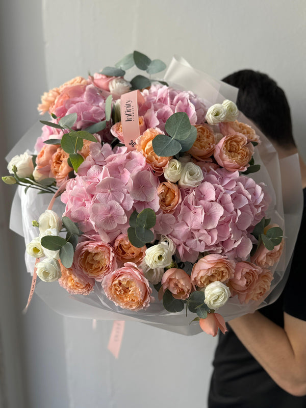 Flower bouquet "Amalphie" M with hydrangea, lisianthus and peony rose