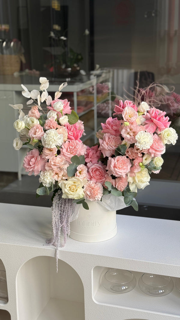 Flower box "Salima" with rose, lisianthus and hydrangea