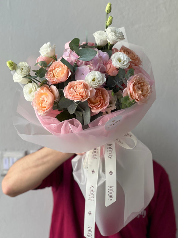 Flower bouquet "Amalphie" S with hydrangea, lisianthus and peony rose