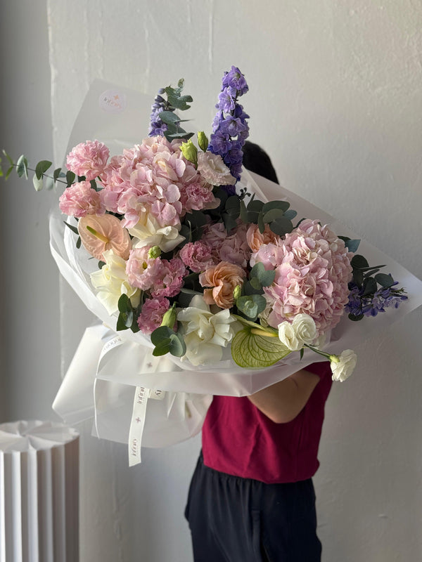 Flower bouquet "Wowwie" with hydrangea, anthurium and delphinium