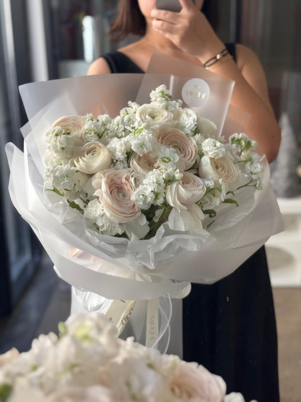 Flower bouquet "Pamuk" with ranunculus, matthiola and hydrangea