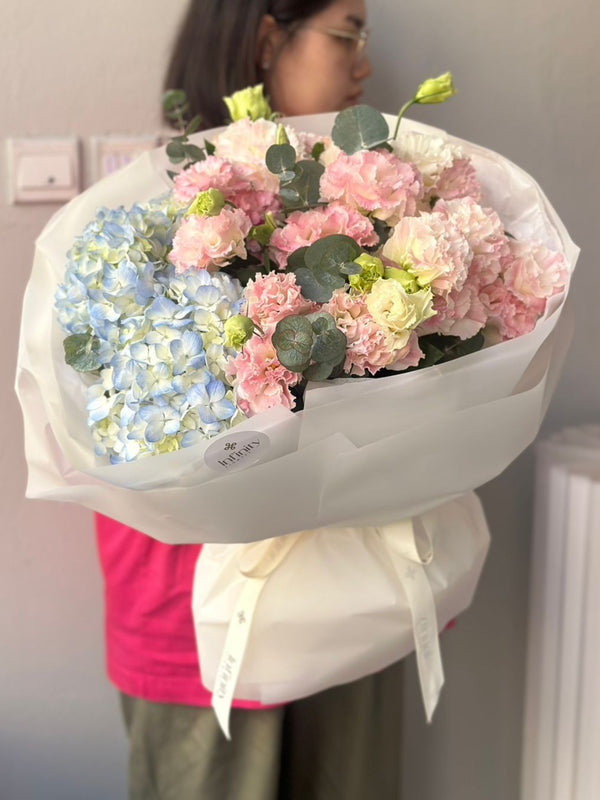 Flower bouquet "Bliss M" with hydrangea and lisiauthus