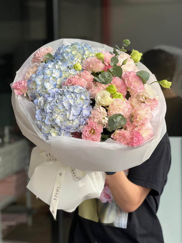 Flower bouquet "Bliss L" with hydrangea and lisiauthus