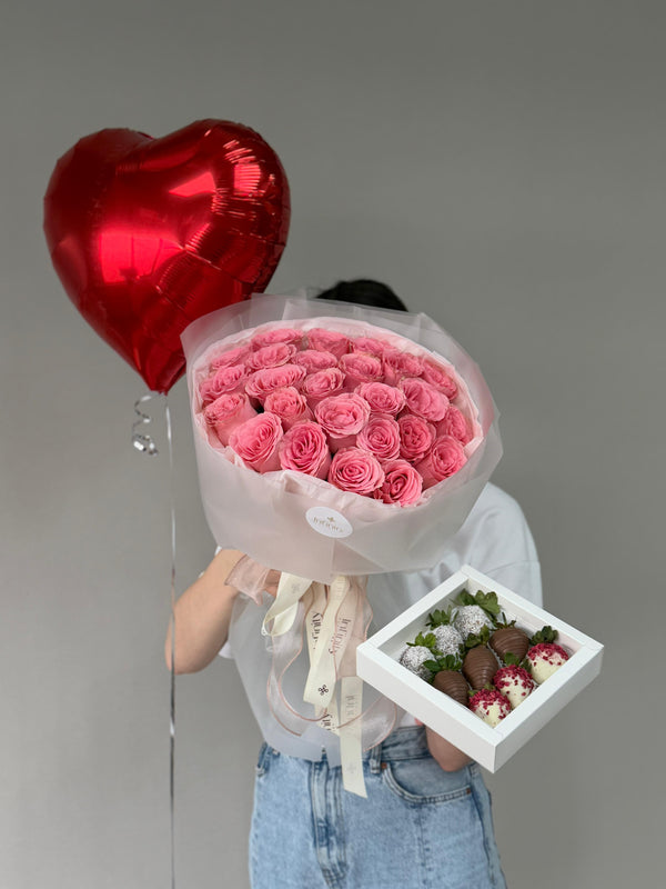 Set "Berry Valentine 1.0" with flower bouquet, strawberry in chocolate and heart balloon