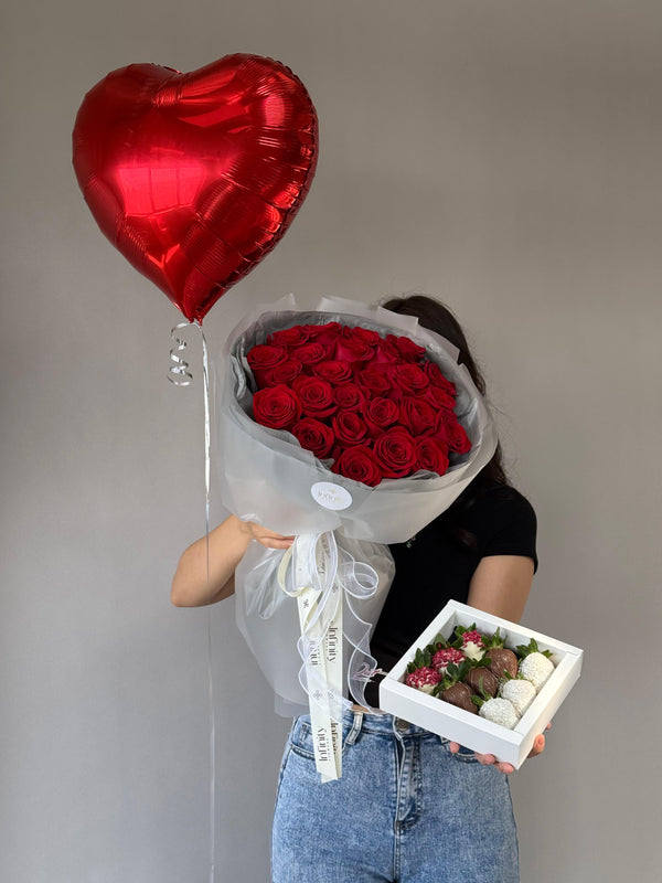 Set "Berry Valentine 2.0" with flower bouquet, strawberry in chocolate and heart balloon