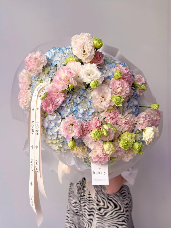 Flower bouquet "Horizon" with hydrangea and lisianthus