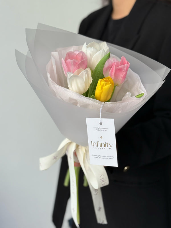 Flower bouquet with 5 tulip