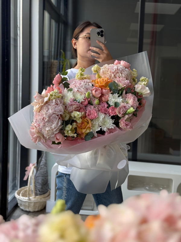 Flower bouquet "Wowwie L" with hydrangea, peony rose and lisianthus