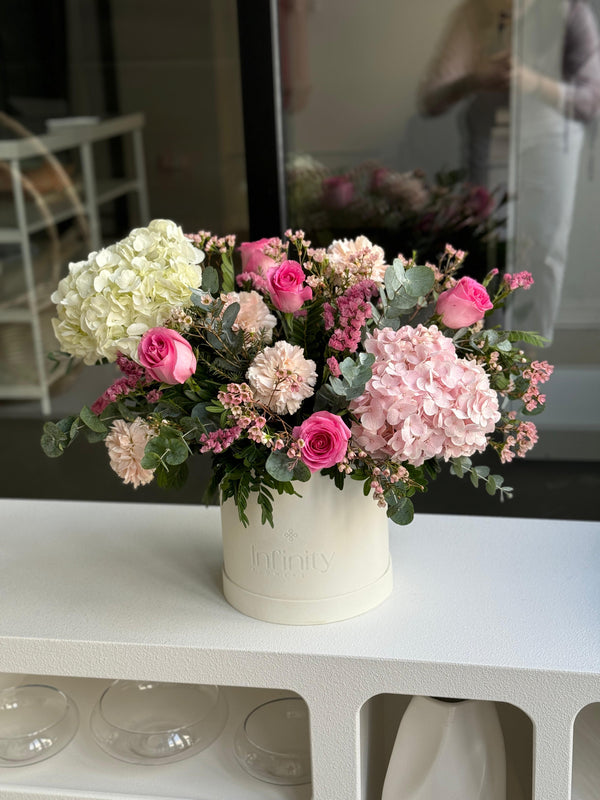 Flower bouquet "ZAYNA" with hydrangea, rose and carnation