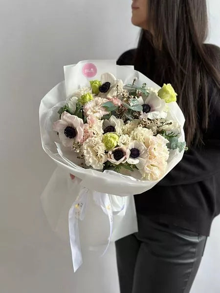 Flower bouquet "Celesta" with lisianthus, chamelacium and anemone