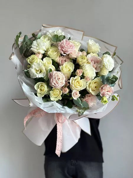 Flower bouquet "Warming surprise" with rose, lisianthus and eucalyptus