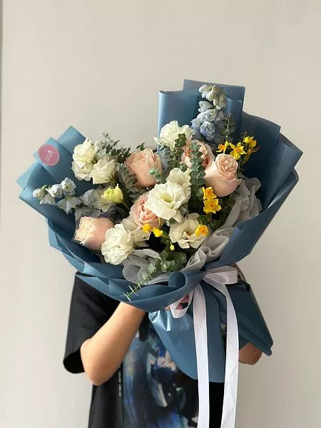 Flower bouquet "Magnus" with rose, lisianthus and delphinium