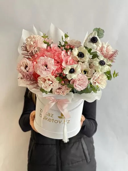 Flower box "Halo of Love" with hydrangea, lisianthus and anemone