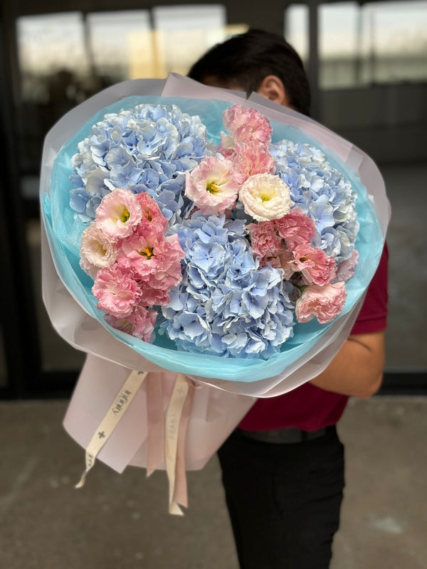 Flower bouquet ''WAFA'' with hydrangea and lisianthus