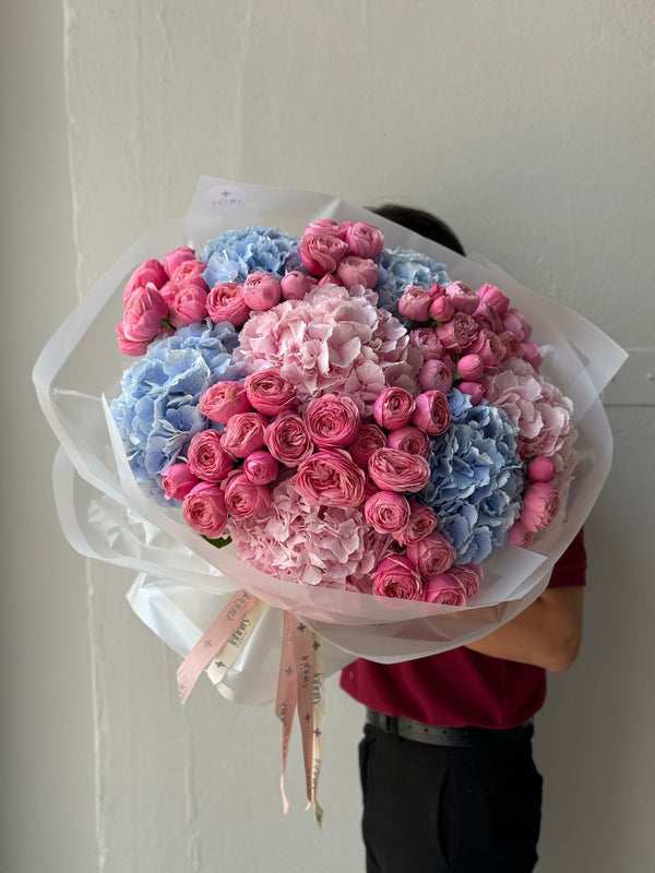 Flower bouquet ''HOOR'' with hydrangea and peony rose