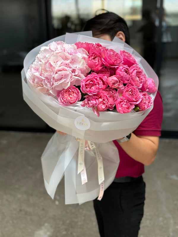 Flower bouquet ''KAWTHAR'' with hydrangea and peony rose