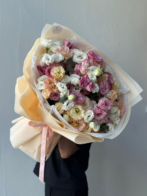 Flower bouquet with 30 lisianthus